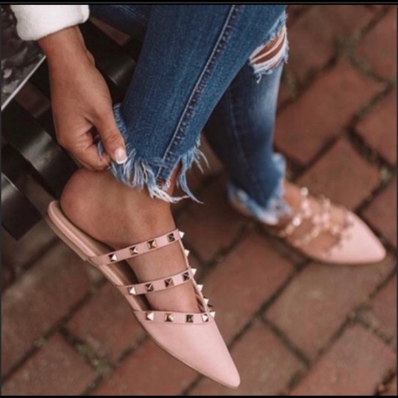 🌷🌷 Light Blush Studded Flats 🌷🌷 - Picture 2 of 2